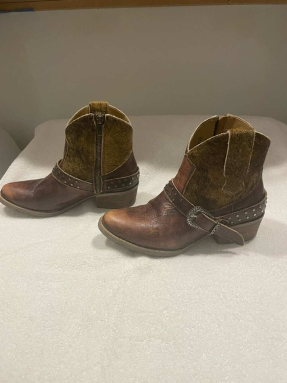 Sterling River Womens Distressed Bootie With Cowhair Buckle & Studs Zip Sz 8.5M